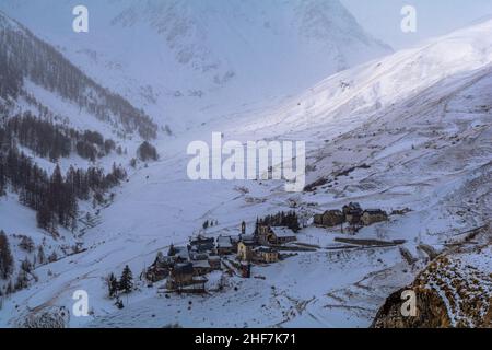 Il piccolo borgo di Ferrere, raggiungibile solo a piedi durante la stagione invernale. Valle Stura - Provincia di Cuneo - Piemonte Foto Stock