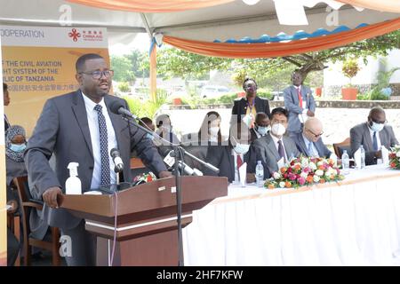 Dar es Salaam, Tanzania. 14th Jan 2022. Hamza Johari (fronte), direttore generale dell'autorità per l'aviazione civile della Tanzania (TCAA), interviene durante il lancio del progetto sui sistemi di supervisione per la sicurezza dell'aviazione civile a Dar es Salaam, Tanzania, il 14 gennaio 2022. Venerdì le autorità tanzaniane hanno lanciato il potenziamento del progetto relativo ai sistemi di supervisione della sicurezza dell'aviazione civile finanziato dal governo cinese per una sovvenzione di 1 milioni di dollari USA. Credit: Herman Emmanuel/Xinhua/Alamy Live News Foto Stock