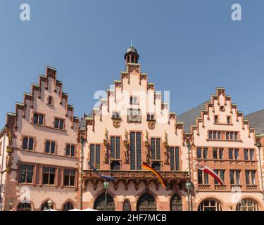 Römer edificio medievale del municipio nella Altstadt di Francoforte con bandiere fuori in Romer Germania Foto Stock