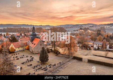 Germania, Turingia, Stadtilm, distretto Griesheim, chiesa del villaggio, cimitero, villaggio, alba, panoramica, retroilluminazione Foto Stock