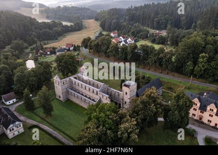 Germania, Turingia, Königsee, Paulinzella, rovine del monastero, villaggio, panoramica, montagne, foresta, vista obliqua, vista aerea Foto Stock