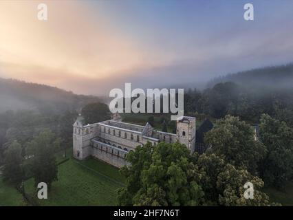 Germania, Turingia, Königsee, Paulinzella, rovine del monastero, foresta, panoramica, nebbia, montagne, alba Foto Stock