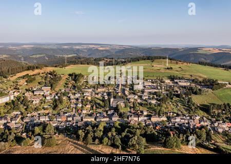 Germania, Turingia, città di Schwarzatal, Oberweißbach, piccola città, villaggio, panoramica, vista aerea Foto Stock