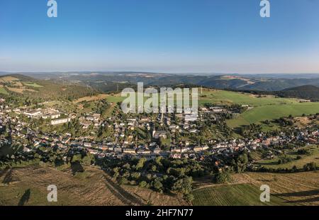 Germania, Turingia, città di Schwarzatal, Oberweißbach, piccola città, villaggio, panoramica, vista aerea Foto Stock