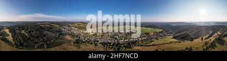 Germania, Turingia, città di Schwarzatal, Oberweißbach, piccola città, villaggio, foresta, montagne, sole, panorama a 360°, parzialmente retroilluminazione Foto Stock