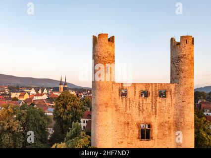 Germania, Turingia, Saalfeld, Hoher Schwarm, rovine del castello, Johanneskirche (sfondo), vista aerea, luce del mattino Foto Stock