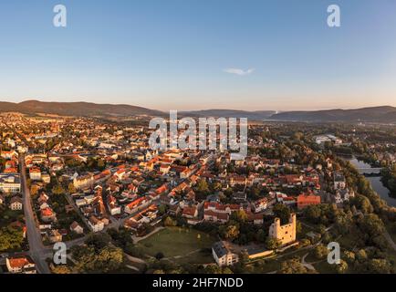 Germania, Turingia, Saalfeld, alta sciame, rovine del castello, Città, Saale, Johanneskirche (sfondo), panoramica, fotografia aerea, luce del mattino Foto Stock