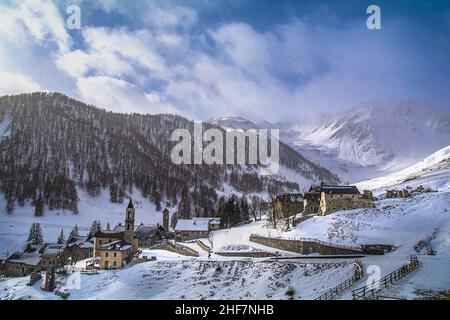 Il piccolo borgo di Ferrere, raggiungibile solo a piedi durante la stagione invernale. Valle Stura - Provincia di Cuneo - Piemonte Foto Stock