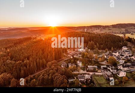 Germania, Turingia, città di Schwarzatal, Lichtenhain, villaggio, stazione ferroviaria, ferrovia di montagna, foresta, campi, montagne, valli, alba, panoramica, vista aerea, retroilluminazione Foto Stock