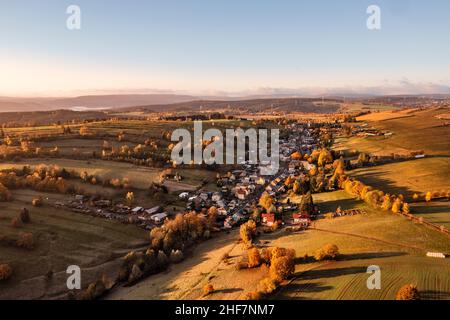 Germania, Turingia, Großbreitenbach, Wildenspring, paesaggio, valle, villaggio, campi, altopiano, panoramica, vista aerea, luce del mattino Foto Stock