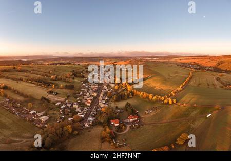 Germania, Turingia, Großbreitenbach, Wildenspring, Friedersdorf (background), villaggio, paesaggio, valle, villaggio, campi, plateau, vista aerea, luce del mattino Foto Stock