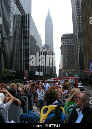 Le elezioni presidenziali degli Stati Uniti del 2004 a New York si sono svolte il 2 novembre 2004 e hanno fatto parte delle elezioni presidenziali degli Stati Uniti del 2004. Gli elettori hanno scelto 31 rappresentanti, o elettori del collegio elettorale, che hanno votato per il presidente e il vicepresidente. New York City comprende 5 quartieri dove il fiume Hudson incontra l'Oceano Atlantico. Al centro c’è Manhattan, un quartiere densamente popolato tra i maggiori centri commerciali, finanziari e culturali del mondo. I suoi siti iconici includono grattacieli come l'Empire state Building e l'esteso Central Park. Foto Stock