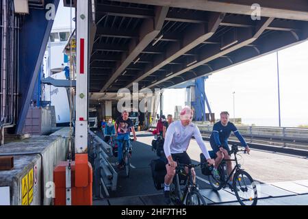 Guldborgsund, terminal dei traghetti, traghetto da Rostock, ciclisti in partenza a Gedser, Falster, Danimarca Foto Stock