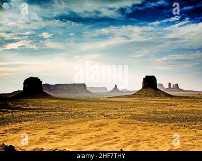Sunset inMonument Valley in Arizona, visto dalle gigantesche figure di pietra da Artists Point Foto Stock