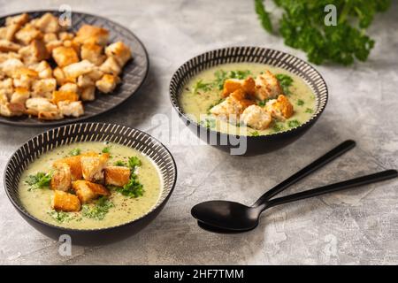 Zuppa di broccoli fatta in casa su sfondo chiaro. Foto Stock