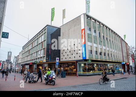 Nijmegen, Paesi Bassi. 14th Jan 2022. Una vista di una delle strade principali della città con i negozi chiuso.Tonight, il gabinetto è previsto per annunciare un rilassamento delle regole del coronavirus per l'istruzione superiore, al dettaglio, le professioni di contatto e lo sport. Nel frattempo, le industrie culturali e della ristorazione dovranno attendere un po' più a lungo. L'Aia afferma che il gabinetto ha raggiunto un accordo in materia. I negozi possono rimanere aperti fino alle 5. Il numero massimo di visitatori per metro quadrato è ancora limitato. Il blocco fisso è impostato per terminare sabato, gennaio 15, e dovuto Foto Stock