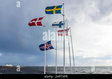 Helsingborg, bandiere dei paesi nordici Islanda, Norvegia, Svezia, Finlandia e Danimarca, strait Öresund, Traghetto, forte vento a Skane Län, Scania, Schonen, Svezia Foto Stock