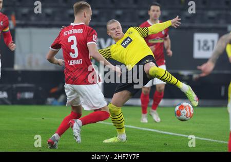 Dortmund, Germania. 14th Jan, 2022. Primo : 14th gennaio 2022, Fuvuball, 1st Bundesliga, stagione 2021/2022, BVB, Borussia Dortmund - SC Freiburg duels, Erling Haaland versus Philipp Lienhart Credit: dpa/Alamy Live News Foto Stock