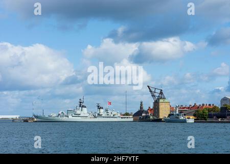 Copenhagen, Koebenhavn, Stazione Navale Holmen (Fladestation Holmen) a Fladens Leje, nave da guerra HDMS Peder Skram (F352) in Zelanda, Sealand, Sjaelland, Danimarca Foto Stock