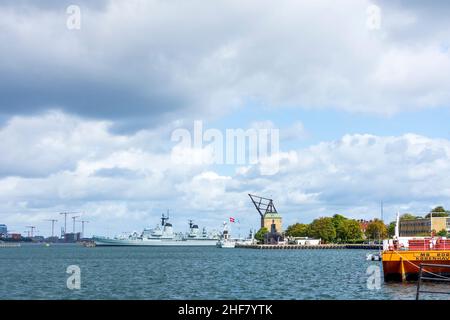 Copenhagen, Koebenhavn, Stazione Navale Holmen (Fladestation Holmen) a Fladens Leje, nave da guerra HDMS Peder Skram (F352) in Zelanda, Sealand, Sjaelland, Danimarca Foto Stock