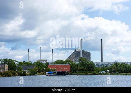 Copenhagen, Koebenhavn, Amager Bakke (Amager Hill, Amager Slope, Copenhill) è un impianto combinato di produzione di energia e calore e rifiuti di energia e impianti sportivi ad Amager in Zelanda, Sealand, Sjaelland, Danimarca Foto Stock