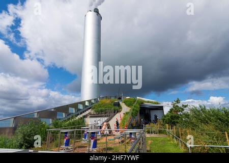 Copenhagen, Koebenhavn, Amager Bakke (Amager Hill, Amager Slope, Copenhill) è un impianto combinato di produzione di energia e calore e rifiuti di energia e impianti sportivi ad Amager in Zelanda, Sealand, Sjaelland, Danimarca Foto Stock