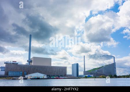 Copenhagen, Koebenhavn, Amager Bakke (Amager Hill, Amager Slope, Copenhill) è un impianto combinato di produzione di energia e calore e rifiuti di energia e impianti sportivi ad Amager in Zelanda, Sealand, Sjaelland, Danimarca Foto Stock