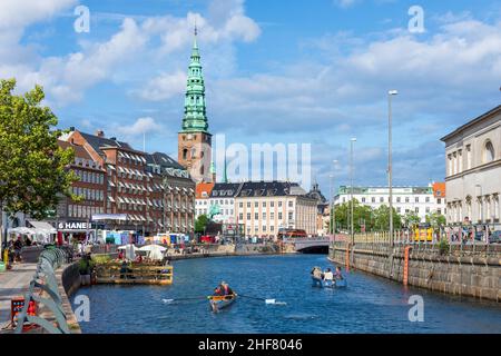 Copenhagen, Koebenhavn, canale a Gammel Strand, barca a remi, Nikolaj Contemporary Art Center (Nikolaj Kunsthal) nell'ex chiesa di San Nicola in Zelanda, Sealand, Sjaelland, Danimarca Foto Stock