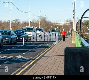 Limerick, Irlanda-Gennaio, 12,2022.View sul ponte Shannon, traffico di auto su una corsia di traffico per la città Foto Stock