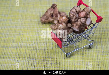 Tuber di carciofo di Gerusalemme in un supermercato di alimentari cart. Spazio copia Foto Stock