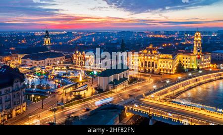 Oradea, Crisana. Vista aerea del mercato di Natale in Union Square, giro turistico della Romania, Europa orientale. Foto Stock