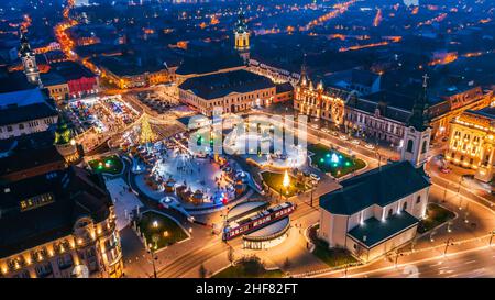 Oradea, Romania. Vista aerea del mercato di Natale in Union Square, destinazione rumena di viaggio in Europa orientale. Foto Stock