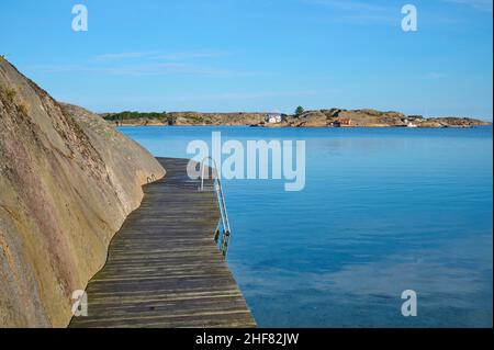 Passerella, luogo di balneazione, arcipelago, mattina, estate, Hunnebosand, Skagerrak, Bohuslän, Västra Götalands Län, Vastra Gotaland, Svezia Foto Stock