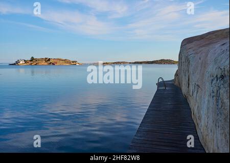 Passerella, luogo di balneazione, arcipelago, mattina, estate, Hunnebosand, Skagerrak, Bohuslän, Västra Götalands Län, Vastra Gotaland, Svezia Foto Stock