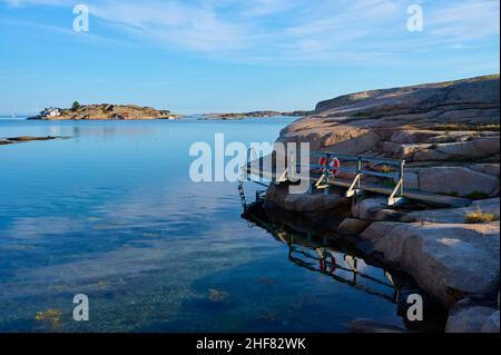 Passerella, luogo di balneazione, arcipelago, mattina, estate, Hunnebosand, Skagerrak, Bohuslän, Västra Götalands Län, Vastra Gotaland, Svezia Foto Stock