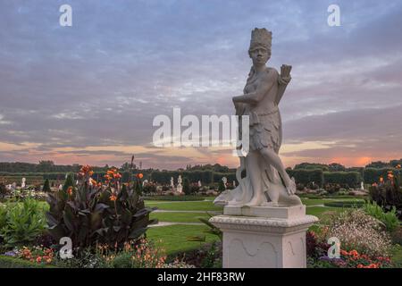 Germania, bassa Sassonia, Hannover, statua 'America' nei Giardini di Herrenhausen in serata Foto Stock