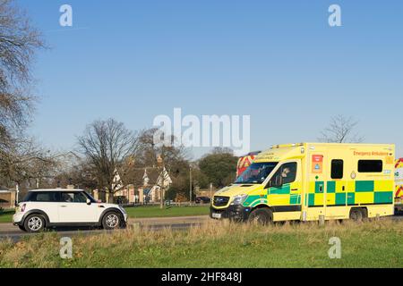 London Emergency Ambulance in rotta per 999 chiamare Londra Inghilterra Regno Unito Foto Stock