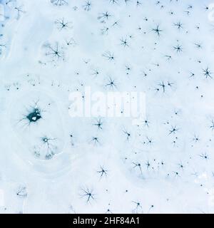 Italia, provincia di Belluno, Auronzo di Cadore, Dolomiti, vista aerea sul lago di Santa Caterina, superficie ghiacciata con segni grafici sul ghiaccio Foto Stock