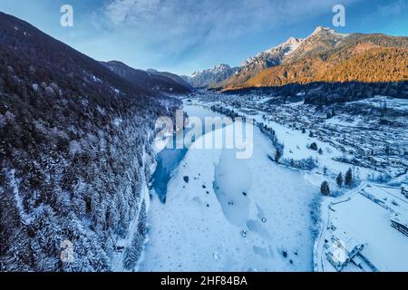 Italia, Veneto, provincia Belluno, Auronzo di Cadore, Dolomiti, La città di Auronzo di Cadore e il lago di Santa Caterina in inverno, vista aerea Foto Stock