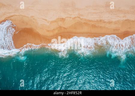 Enormi onde turchesi che si infrangono su una spiaggia di sabbia solitaria sull'isola dello Sri Lanka vicino alla città di Tangalle distretto di Hambantota. Viaggi o paesi asiatici esotici Foto Stock
