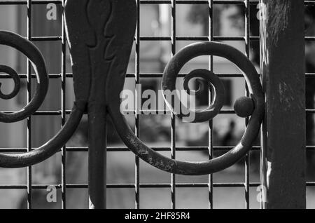 Lenbachhaus dall'esterno, Monaco, recinzione, bianco e nero Foto Stock