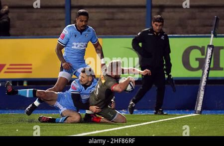 Il Tyrone Green di Harlequins segna il secondo tentativo durante la partita della Heineken Champions Cup, Pool B al Cardiff Arms Park di Cardiff. Data foto: Venerdì 14 gennaio 2022. Foto Stock