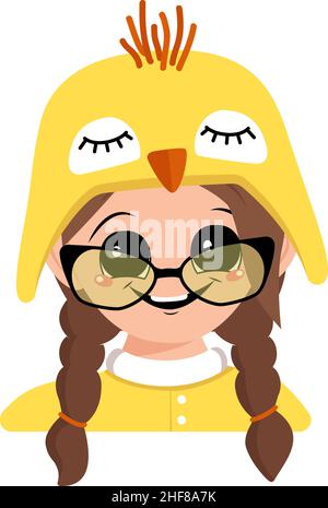 Ragazza con occhi grandi e ampio sorriso felice in simpatico cappello di pollo giallo e bicchieri. Testa di bambino con volto gioioso per le vacanze di Pasqua, Capodanno o costume per la festa. Illustrazione piatta vettoriale Illustrazione Vettoriale
