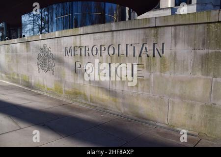 Londra, Regno Unito. 14th Jan 2022. Il cartello Metropolitan Police si trova all'esterno dell'edificio New Scotland Yard a Westminster, Londra. (Foto di Vuk Valcic/SOPA Images/Sipa USA) Credit: Sipa USA/Alamy Live News Foto Stock