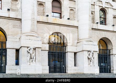 L'ingresso della Borsa, Palazzo Mezzanotte, edificio del 20th secolo sede della Borsa Italiana, si trova in Piazza Affari, Milano, Italia Foto Stock