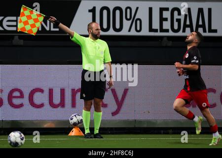 Rotterdam, Amsterdam. 14th Jan 2022. ROTTERDAM, PAESI BASSI - GENNAIO 14: Assistente arbitro Kevin Bodde durante la partita olandese Keukenkampioendivisie tra Excelsior e De Graafschap allo stadio Van Donge & De Roo il 14 Gennaio 2022 a Rotterdam, Paesi Bassi (Foto di Herman Dingler/Orange Pictures) credito: Orange Pics BV/Alamy Live News Foto Stock