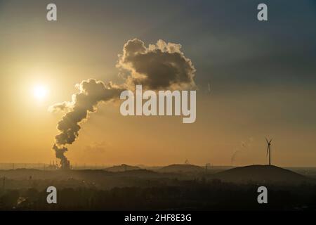 Nube estinguente dell'impianto di coking Prosper, gestito dal gruppo siderurgico ArcelorMittal, paesaggio di cumulo di scorie, cumulo di scorie Prosperstra con le Alpi Foto Stock