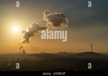 Nube estinguente dell'impianto di coking Prosper, gestito dal gruppo siderurgico ArcelorMittal, paesaggio di cumulo di scorie, cumulo di scorie Prosperstra con le Alpi Foto Stock