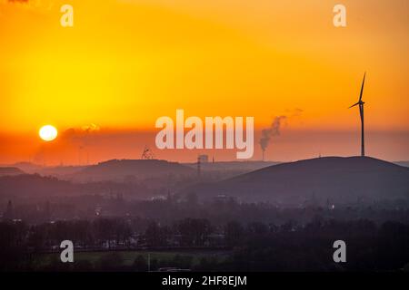 Il paesaggio delle scorie, il cumulo delle scorie di Prosperstrasse con l'Alpincenter, il cumulo delle scorie di Beckstrasse con il Tetraeder e il cumulo delle scorie di Mottbruch con la turbina eolica Foto Stock