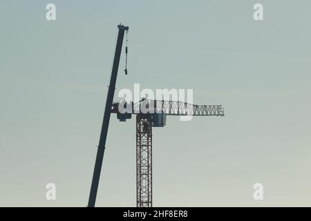 Installazione di una gru a torre del nuovo progetto Springwell Gardens nel centro di Leeds Foto Stock